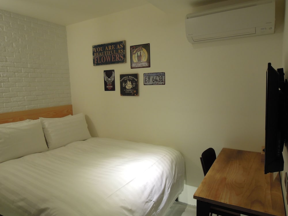 ROOM, DOUBLE BED, NO WINDOW