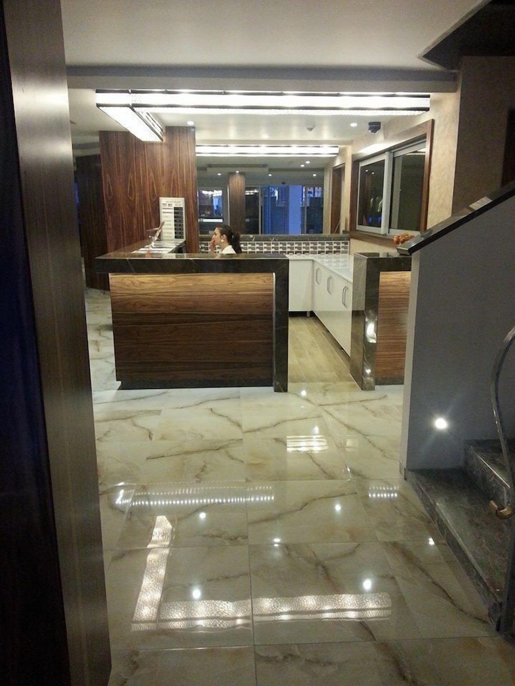 Lavinia Apart Hotel 9/66