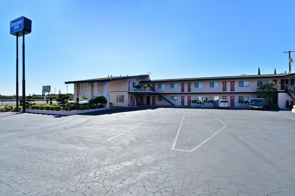 Rodeway Inn Near University-Gateway to Yosemite 26/32