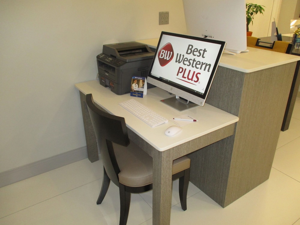 Best Western Plus Bloomington East Hotel 22/24