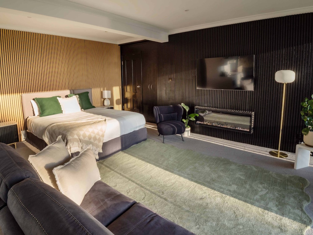 SHEER PLEASURE ACCOMMODATION 18/50