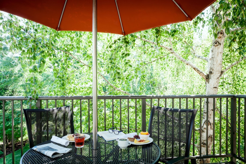 Plaza Inn Suites at Ashland Creek 20/29