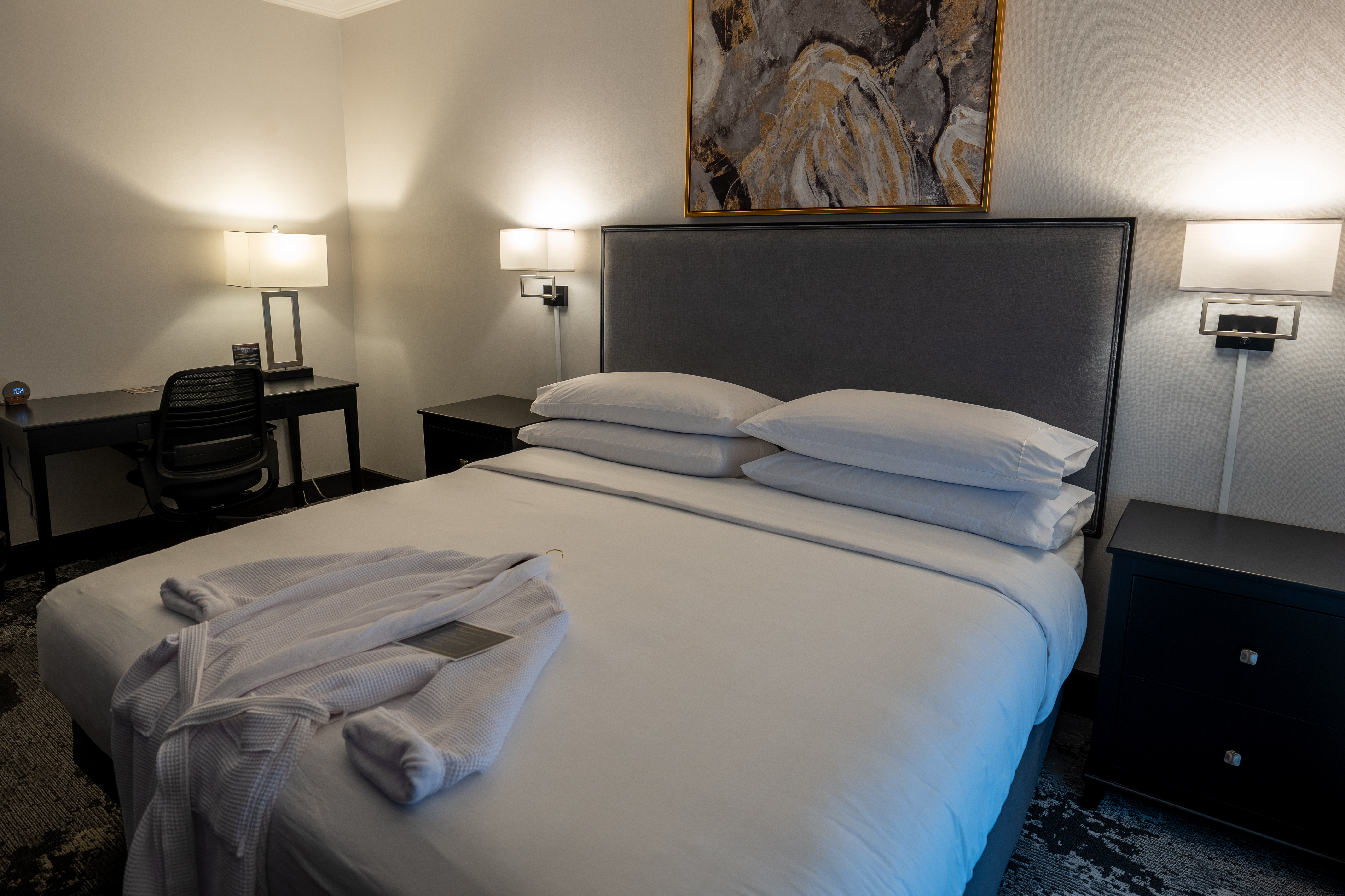 SUITE, KING BED, ACCESSIBLE