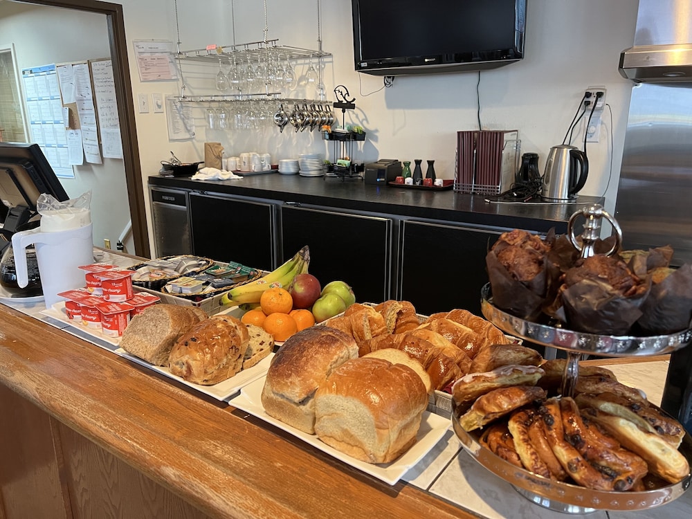 Auberge Du Grand Lac 25/50