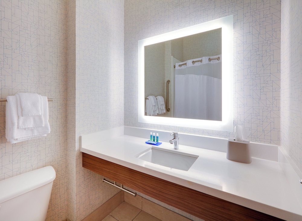Holiday Inn Express Hotel And Suites Burleson Ft Worth 62/65