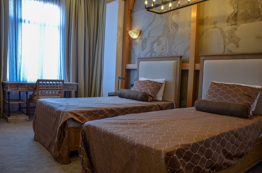 Shirvanshah Hotel 12/70