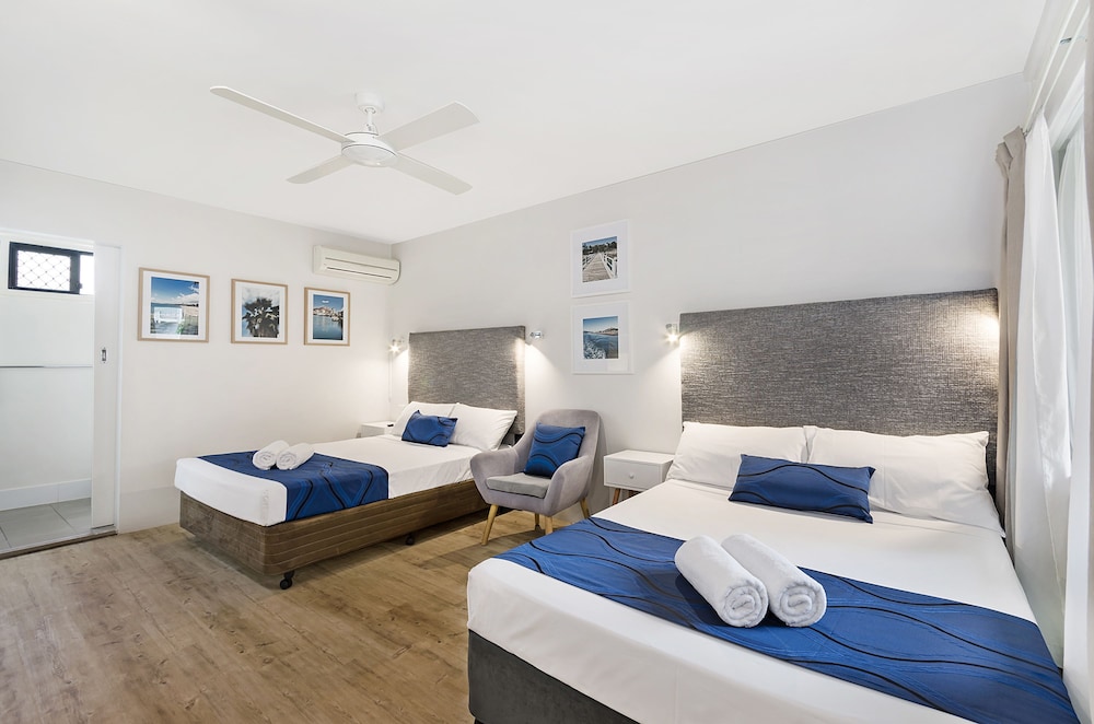 STANDARD, 2 DOUBLE BEDS