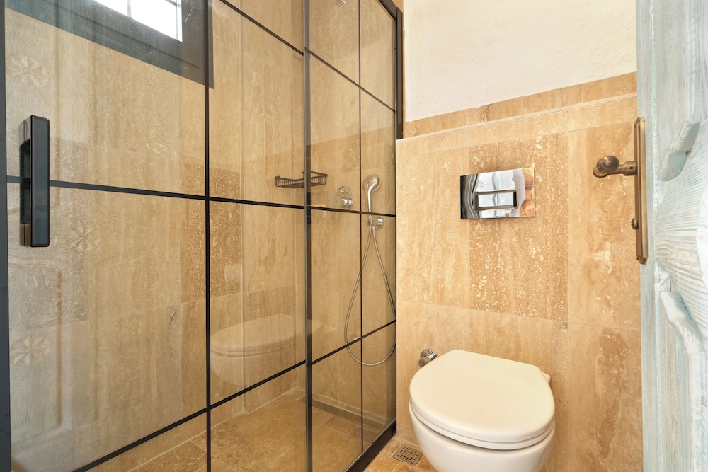 Armel Alacati (+12 Adult Only) 44/46