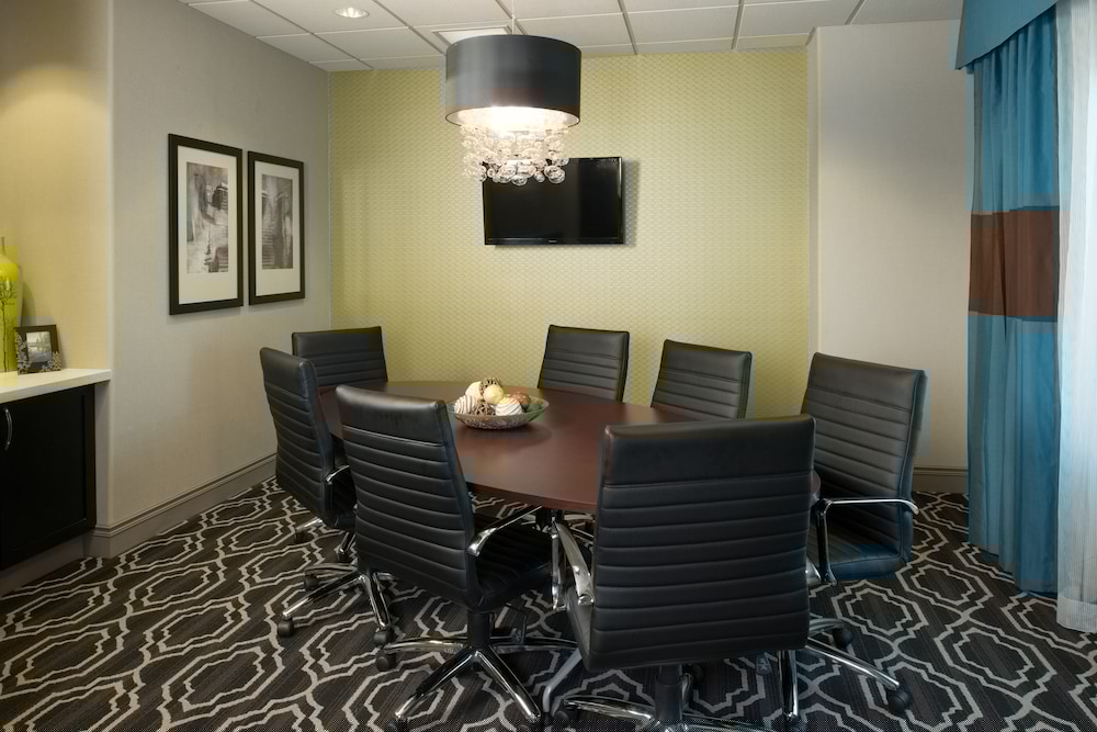 Holiday Inn Express Hotel Suites Kansas City Airport 56/72