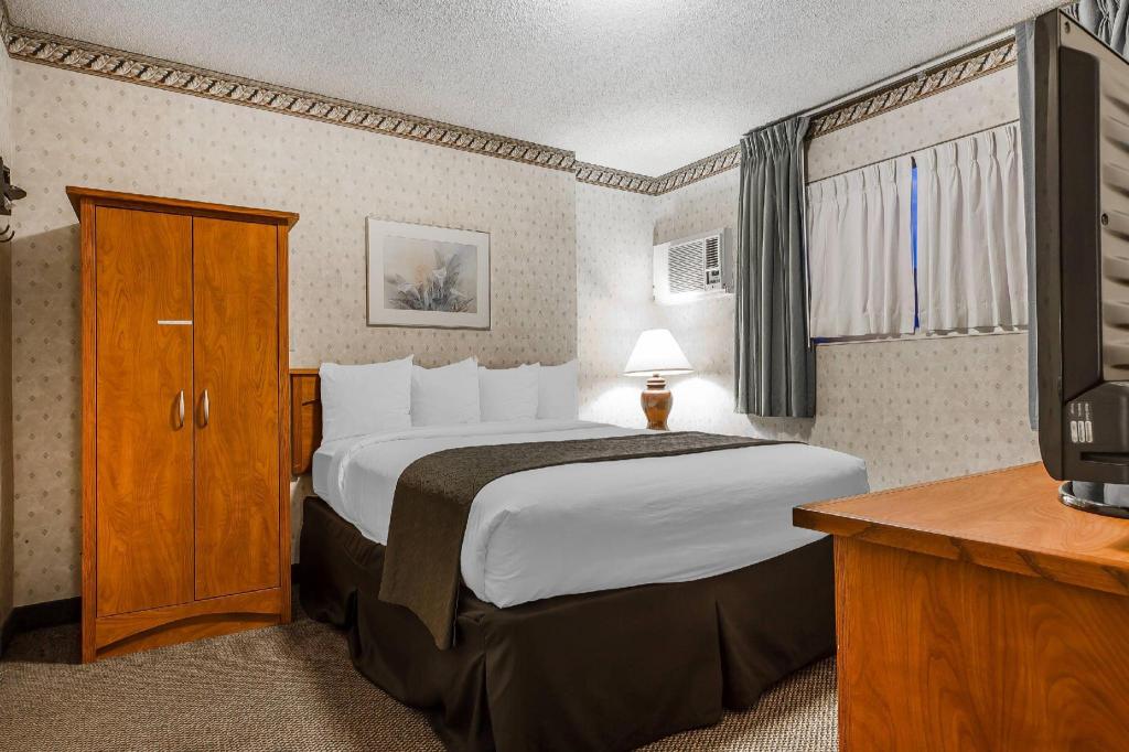 Suite, 2 King Beds, Accessible