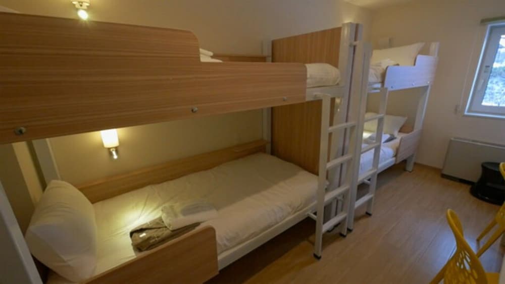 ROOM, QUADRUPLE