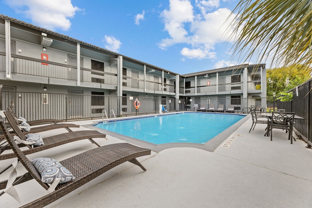 Days Inn & Suites by Wyndham Texas City 49/52
