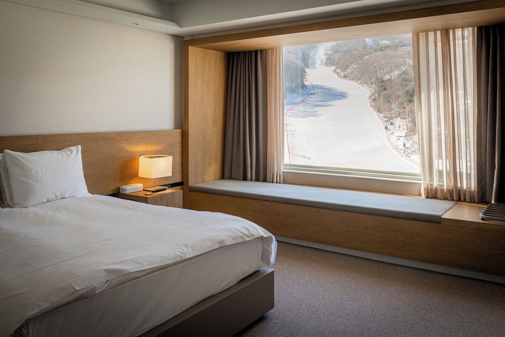 Superior, Twin Beds, Slope View