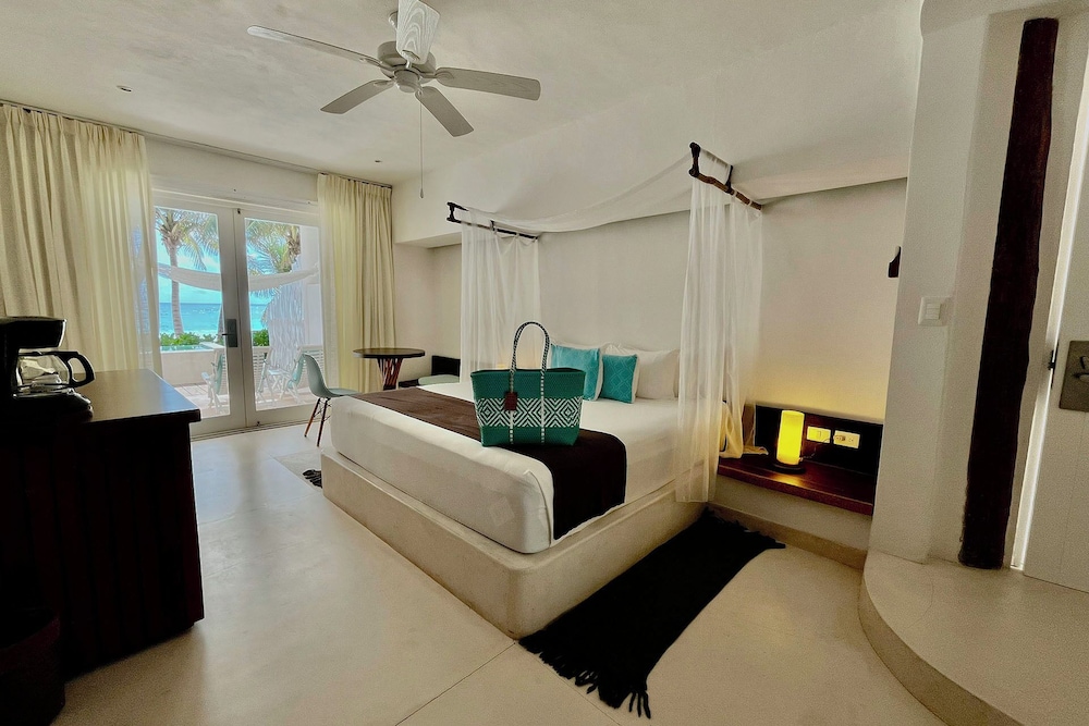 ROOM, KING BED, BEACH FRONT