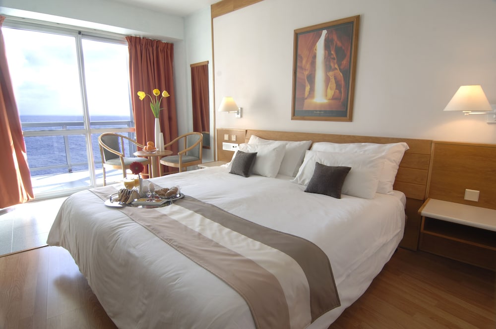 STANDARD, SEA VIEW