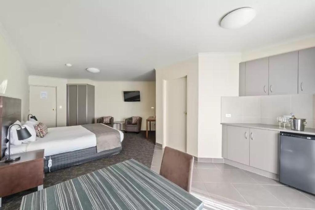 Upgrade, Queen Bed, Comfort Inn Clubarham 2/3