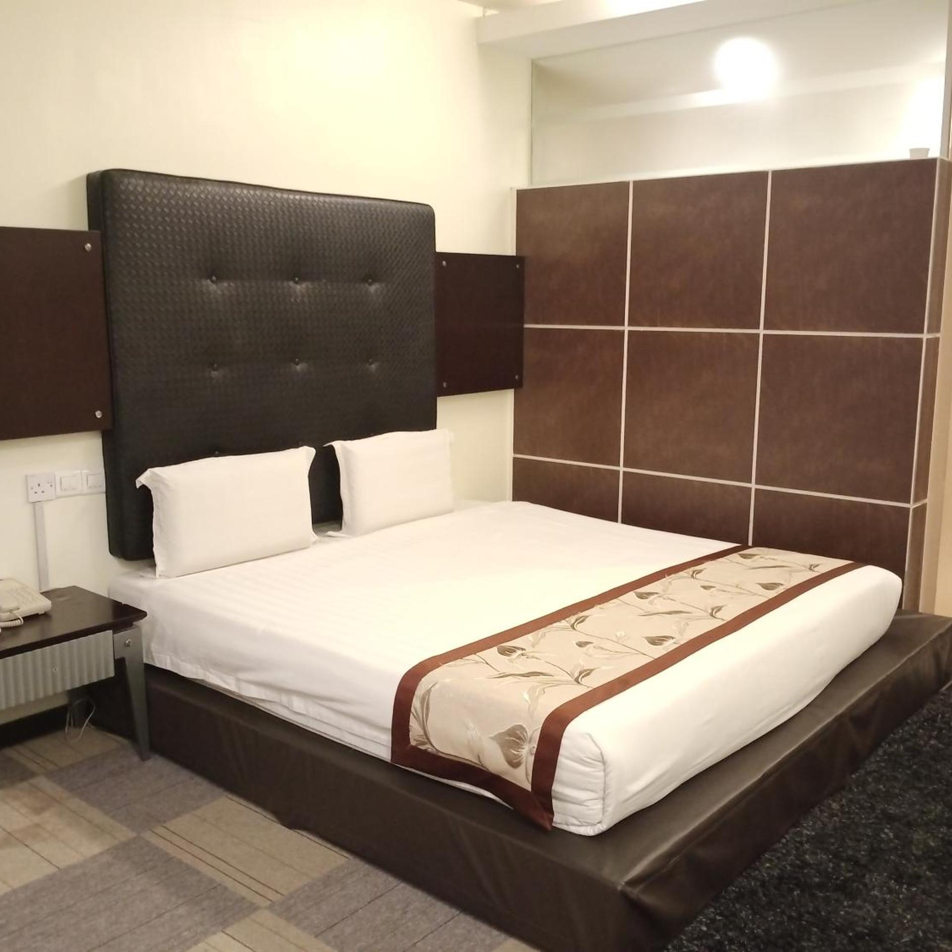Royal Court, King Bed