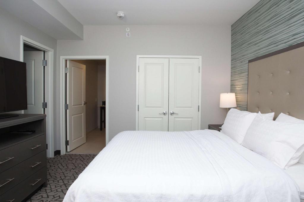 2 Bedrooms, Suite, 2 King Beds, 2 Bathrooms, Sofa