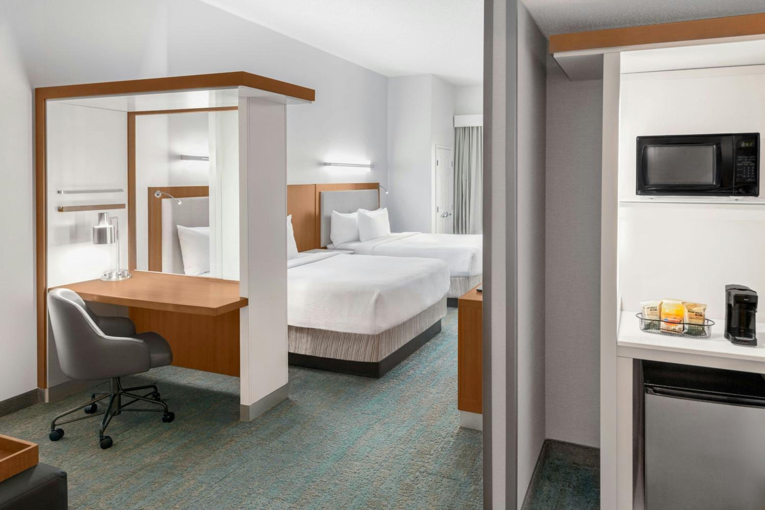 جناح كبير بسريرين كوين مع سرير سحّاب إضافي مع أريكة لذوي الإعاقة، SpringHill Suites Detroit Auburn Hills 9/9