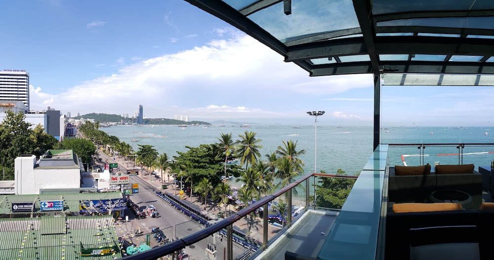 Serenotel Pattaya Beach Front 44/50