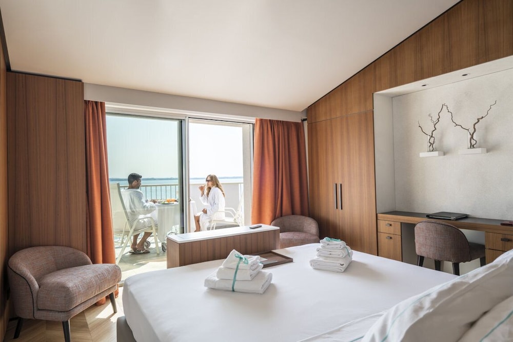EXECUTIVE, SUITE