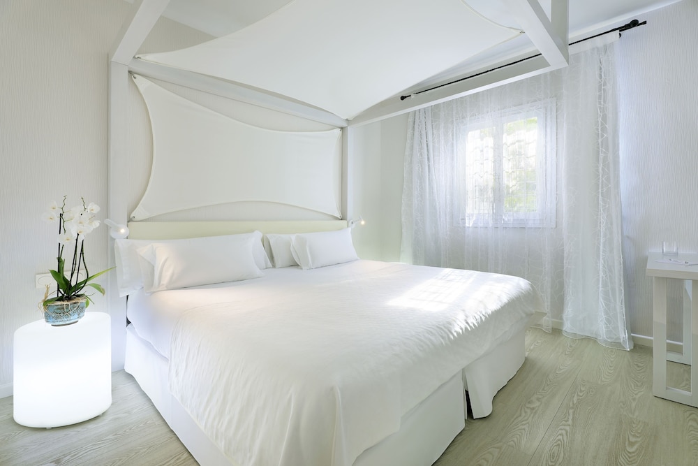 Suite, King Bed, Sofa, Private Pool, Garden Area