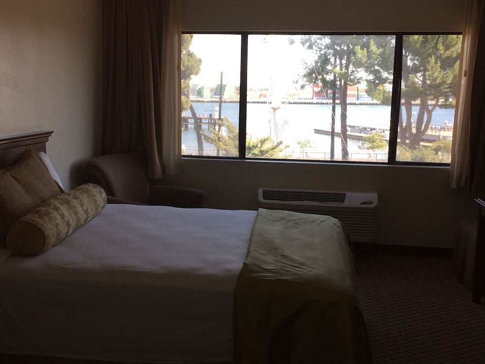 Portside Inn & Suites 35/58