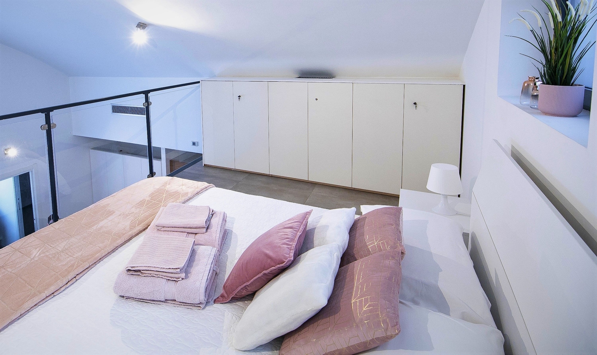 Design, Loft, Queen Bed, Sofa, Design Central Apartment 3/6