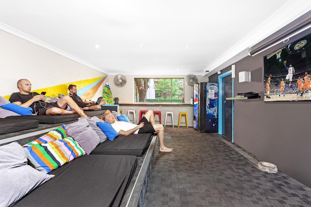 Summer House Backpackers 18/28