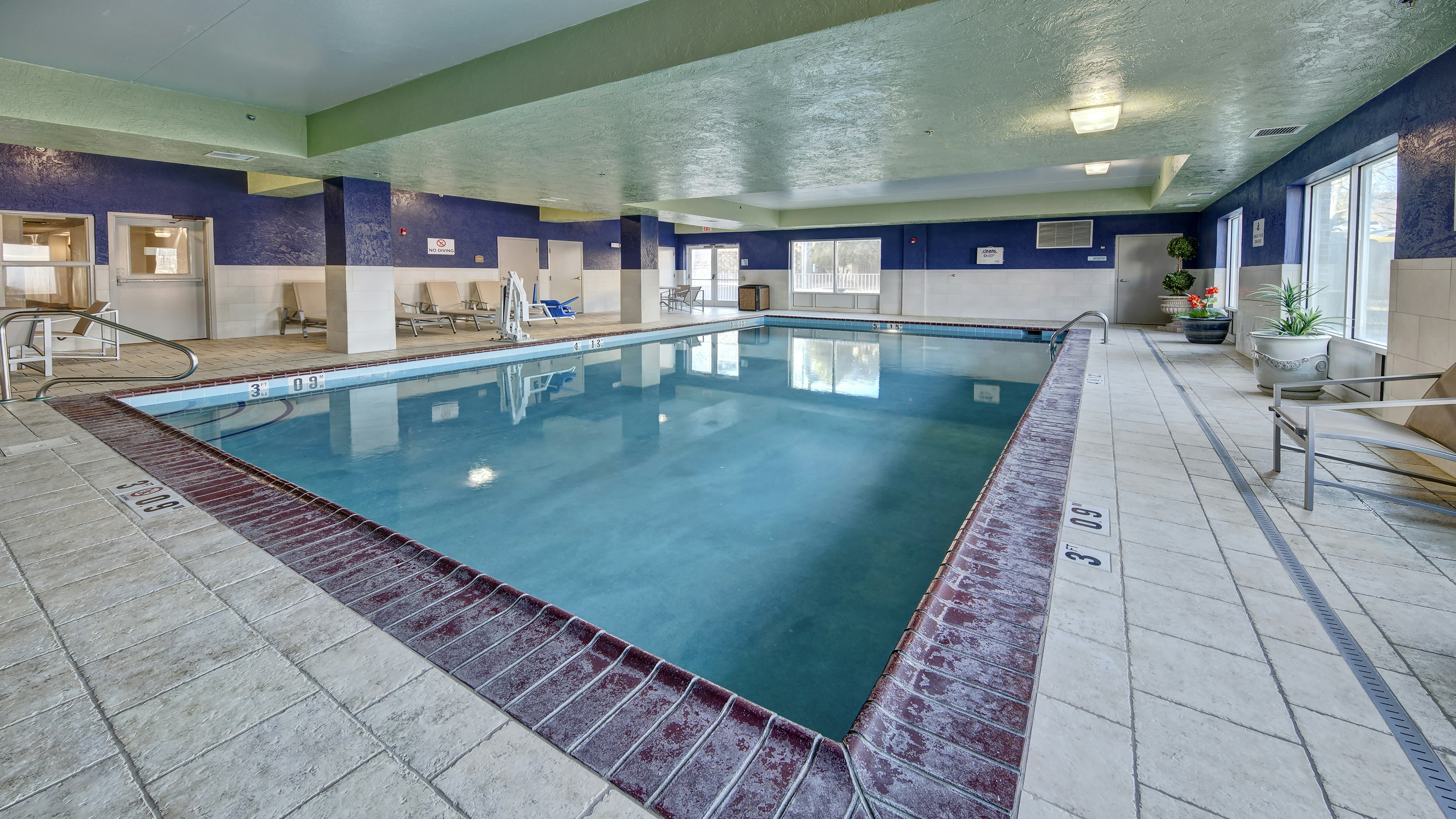 Holiday Inn Express Hotel And Suites London 20/27