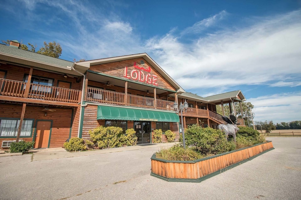 Bullwinkles Rustic Lodge 1/28