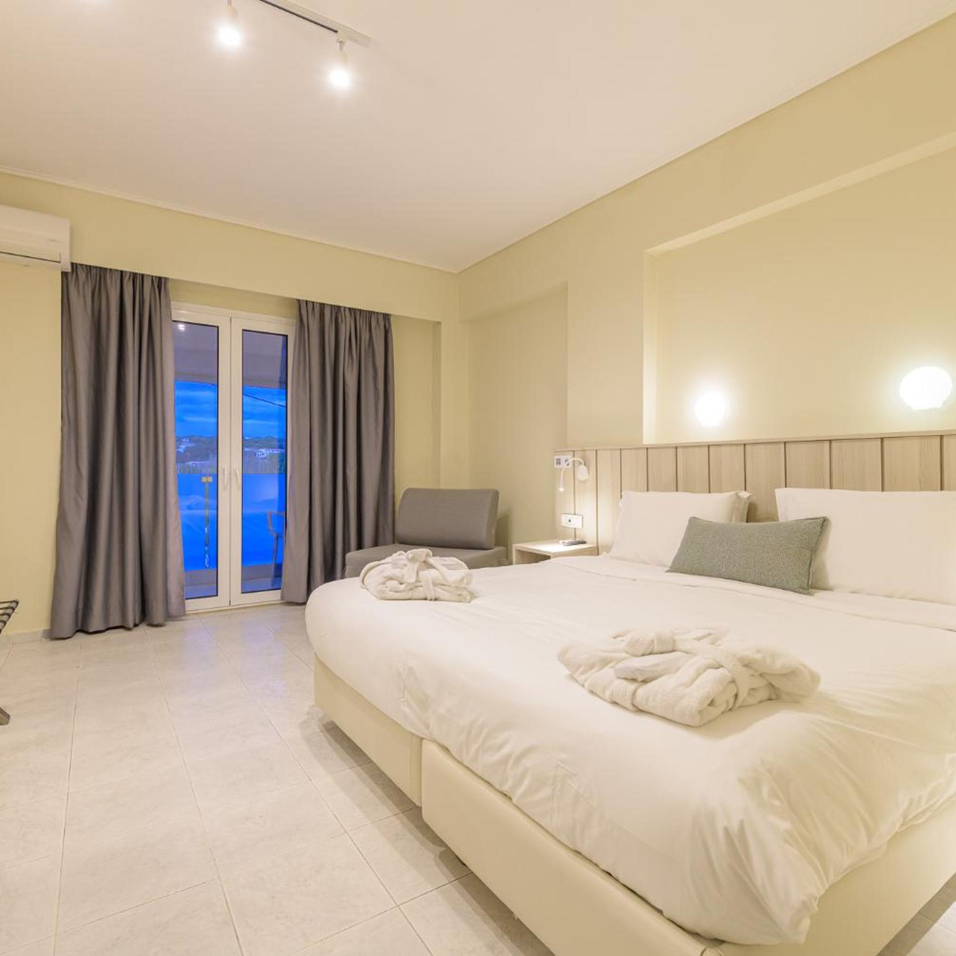 Room, Double or Twin Bed, Lateral Side Sea View
