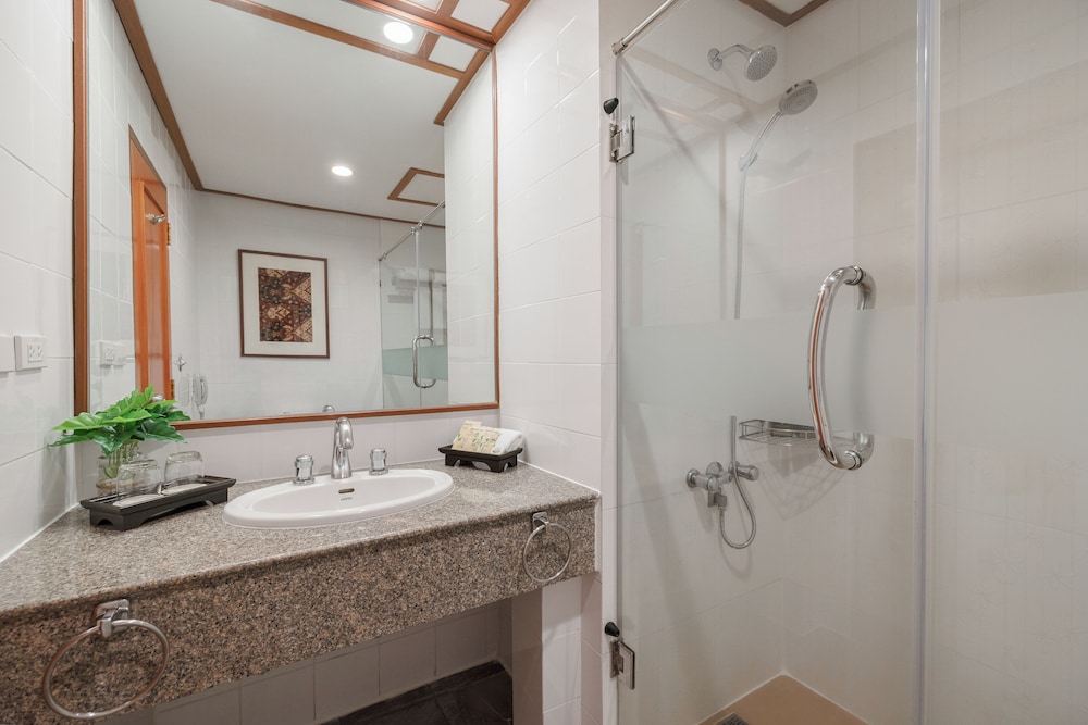 غرفة بريميير سوبيريور بإطلالة جزئية على البحر، Royal Phuket City Hotel 6/10