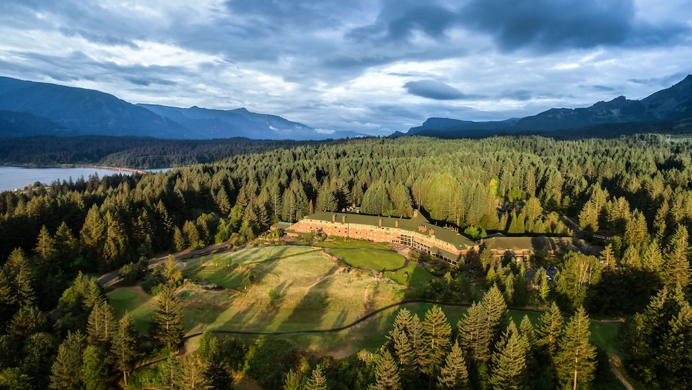 Skamania Lodge - Destination Hotels & Resorts 70/72