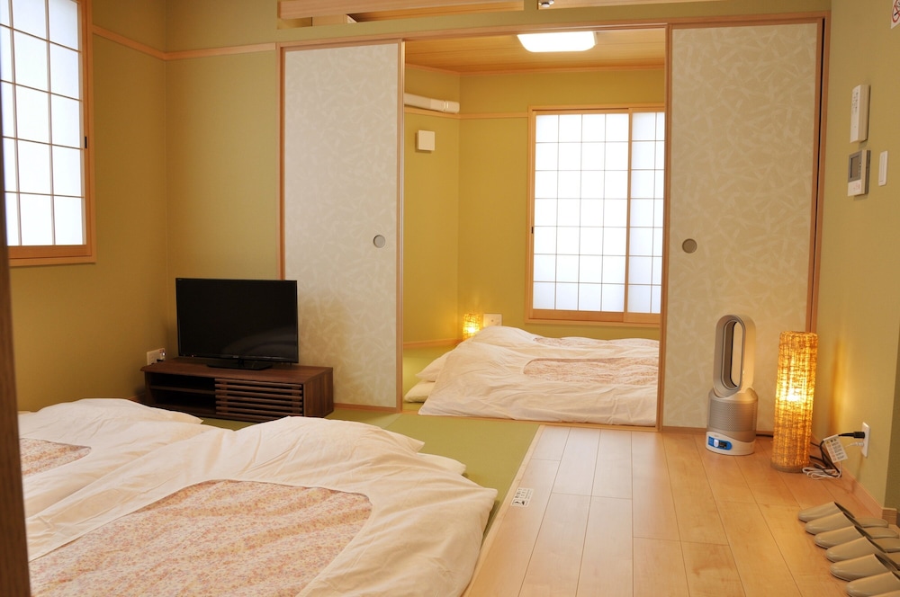 YELLOW, FAMILY SUITE, MULTIPLE BEDS