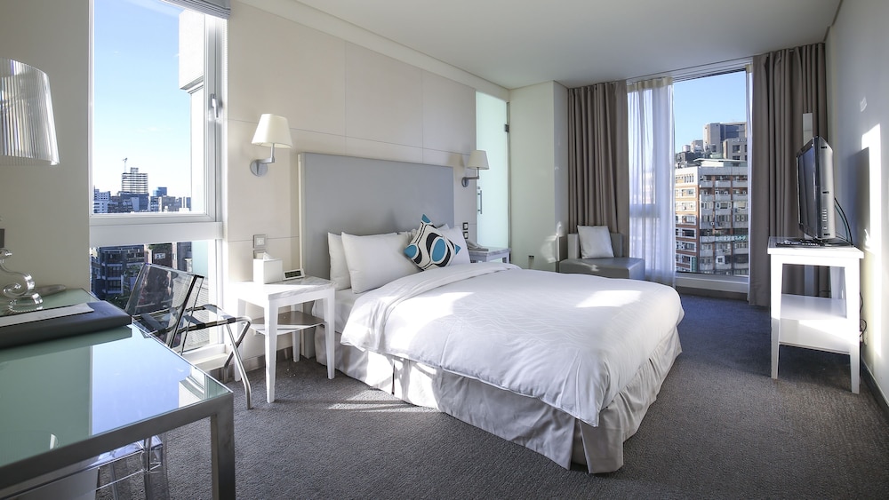 Deluxe, Queen Bed, Street View، Ambience Hotel 8/10