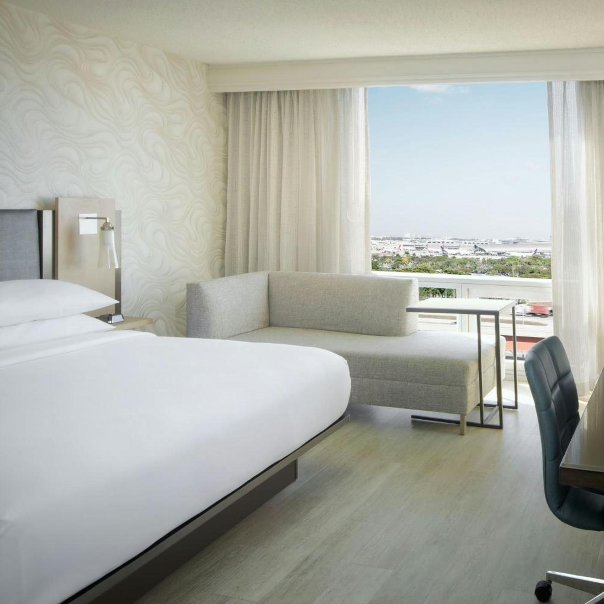غرفة بسرير كينج بحوض استحمام لذوي الإعاقة، Marriott Miami Airport 2/10