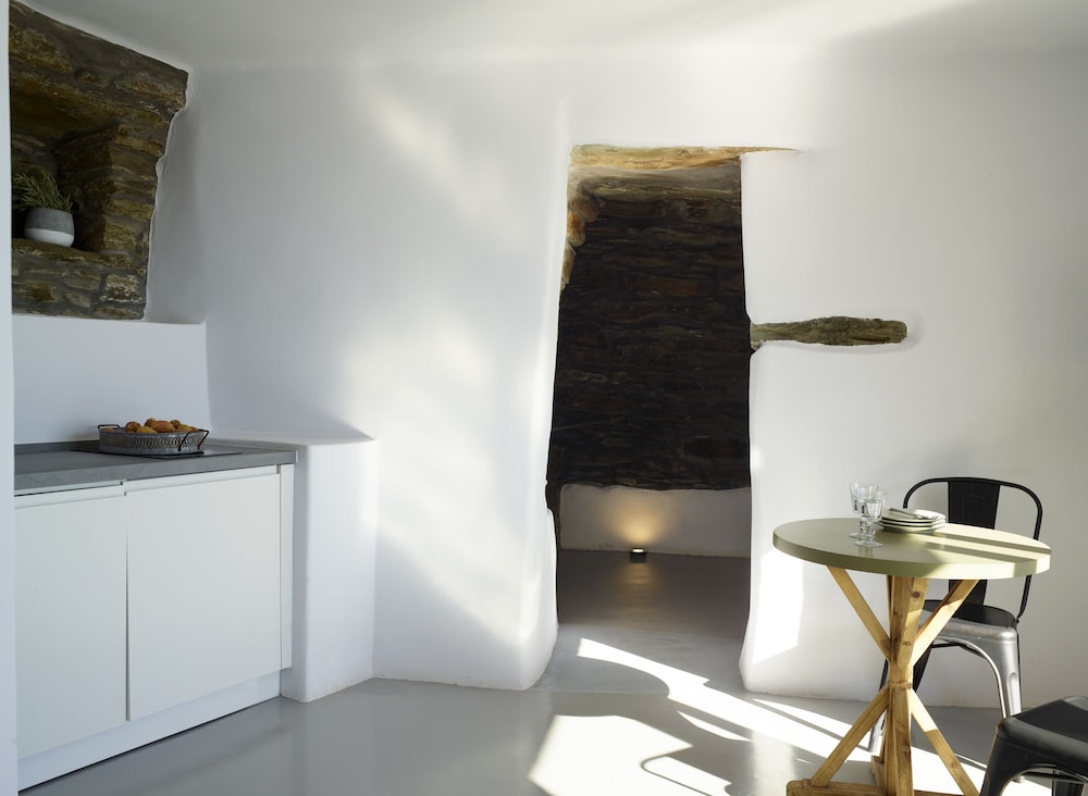 Aeolis Tinos Suites 8/92