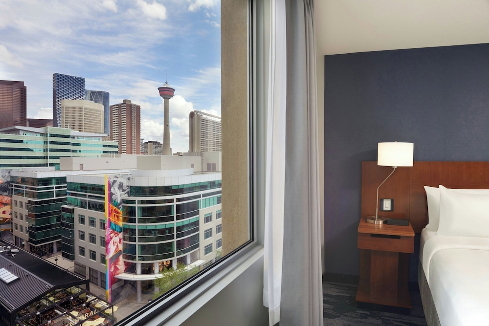 غرفة بسرير كينج في طابق مرتفع، Fairfield Inn Suites Calgary Downtown 2/4