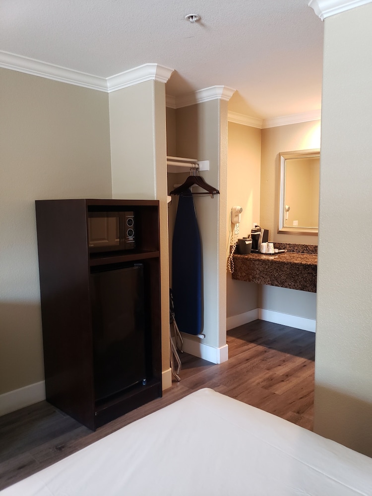 Fairview Inn And Suites Healdsburg 11/65