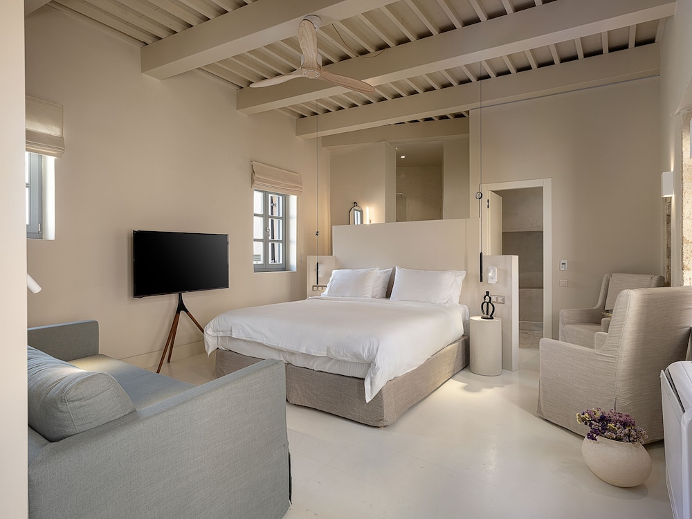 2 BEDROOMS, SUITE