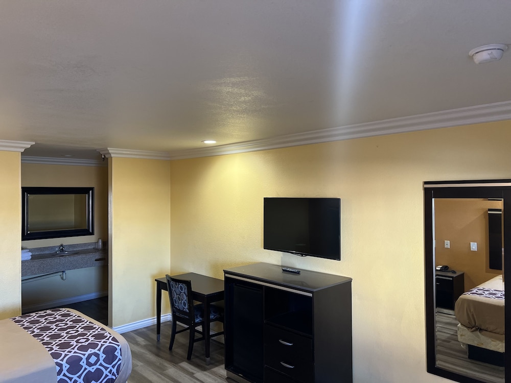 Industry Inn Amp Suites 47/60