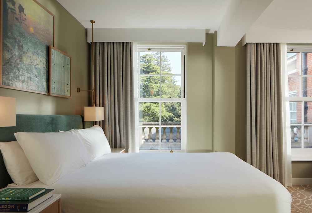 Club House, King Bed
