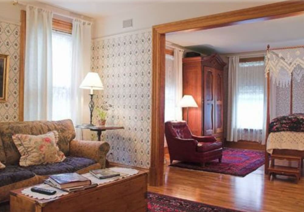 White Lace Inn 30/50