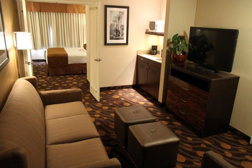 Best Western Plus Suites Hotel Coronado Island 24/36