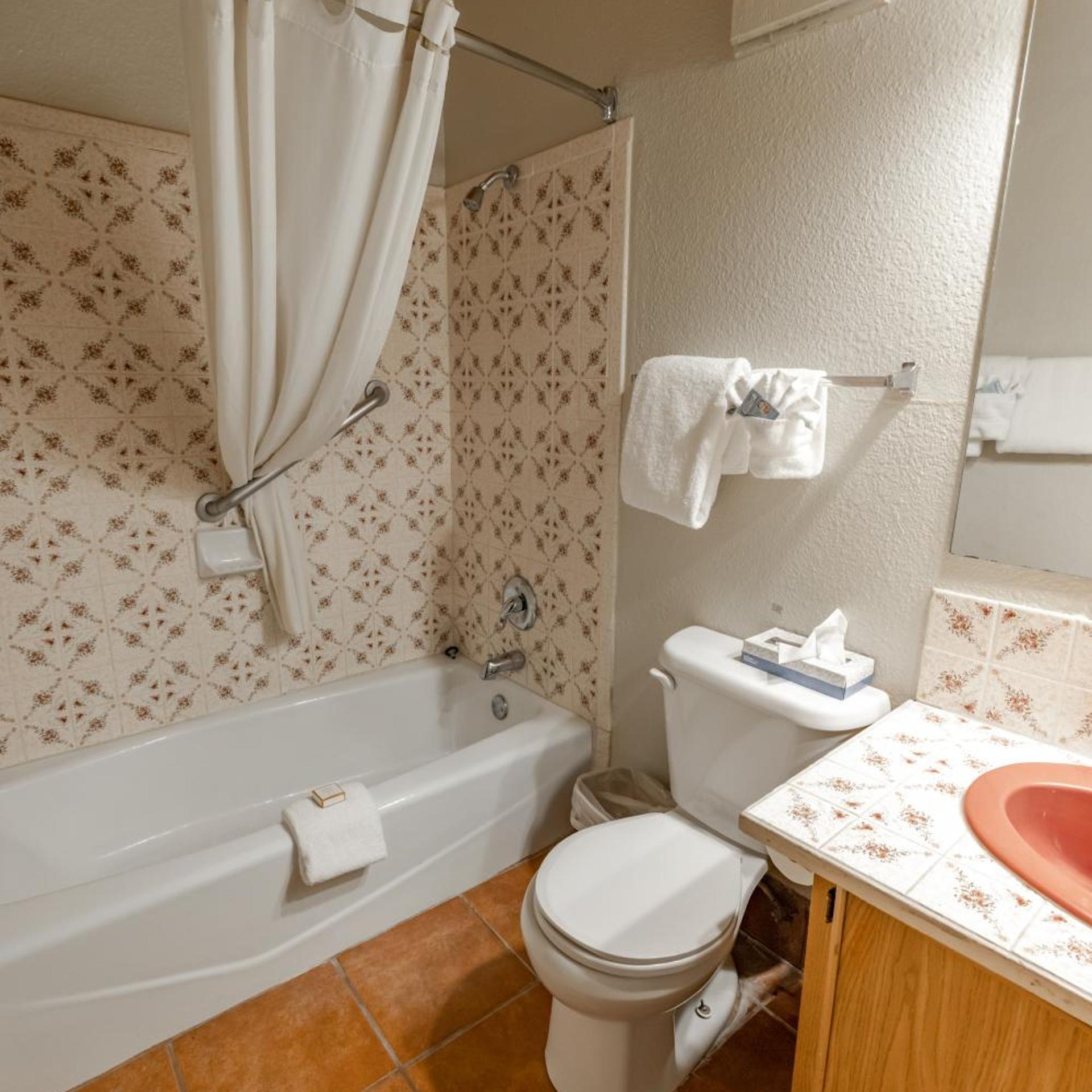 غرفة بسرير كوين بإطلالة على الحديقة، Sagebrush Inn Suites 8/10