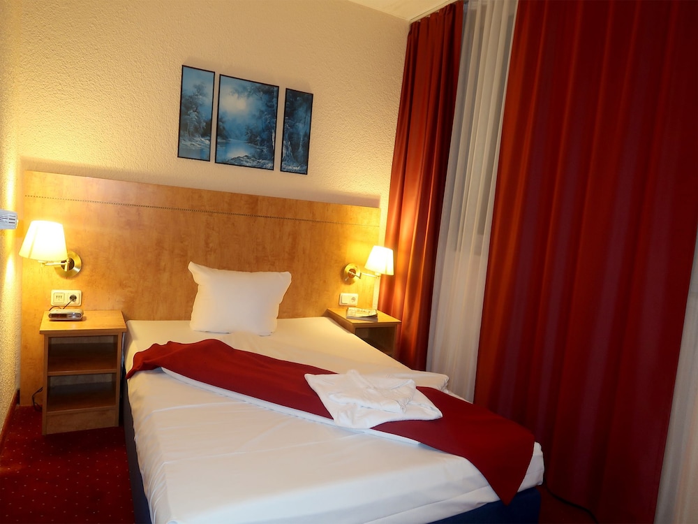 ROOM, SINGLE