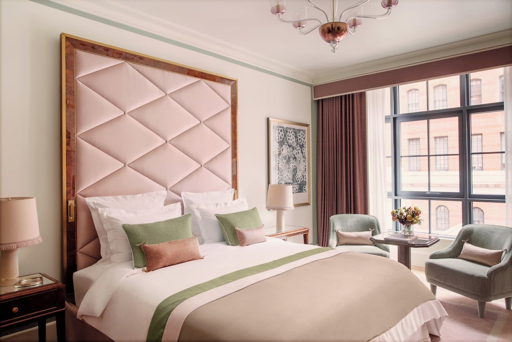 DELUXE, KING BED