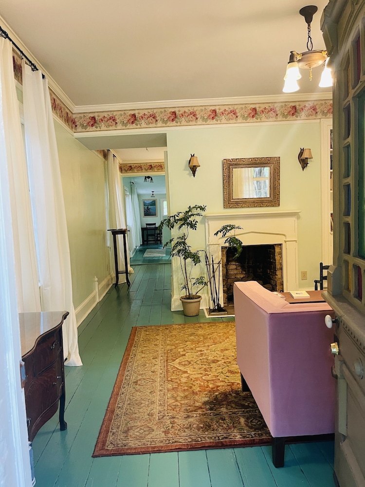 Rothschild-Pound House Inn 58/76