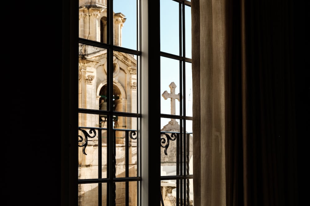 1926 Le Parisot Boutique Suites 15/36